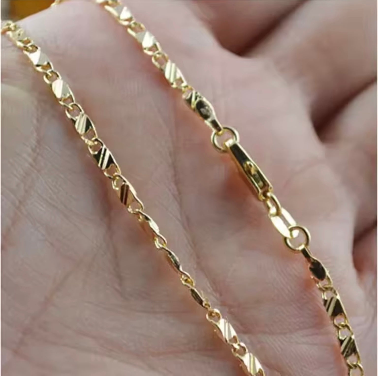 Fashion Gold chain necklace on a hand