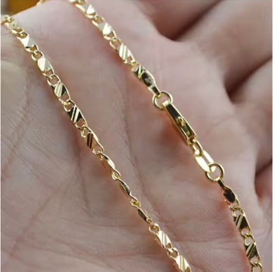 Fashion Gold chain necklace on a hand